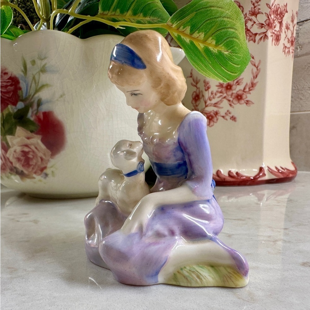 ROYAL DOULTON, HN2048, “MARY HAD A LITTLE LAMB”, 1949-1988. 3 1/2”TALL. - Picture 8 of 10